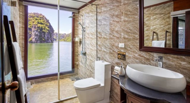 Salle de bain avec toutes les commodités