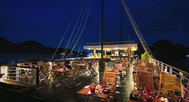 Mettre la table pour le dîner sur la croisière