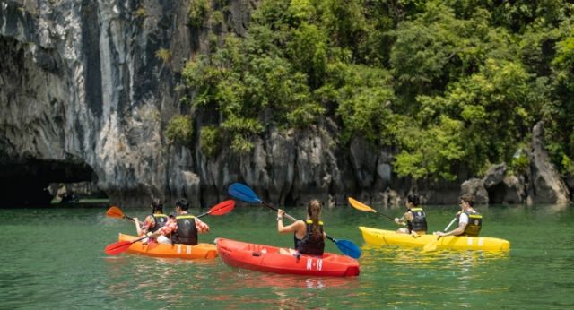 Faire du kayak dans la baie