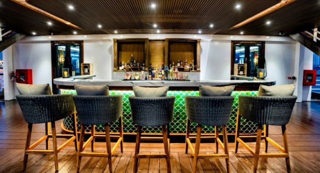 Détendez-vous au bar en jonque