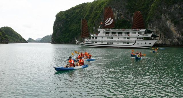 Faire du kayak à la baie dHalong