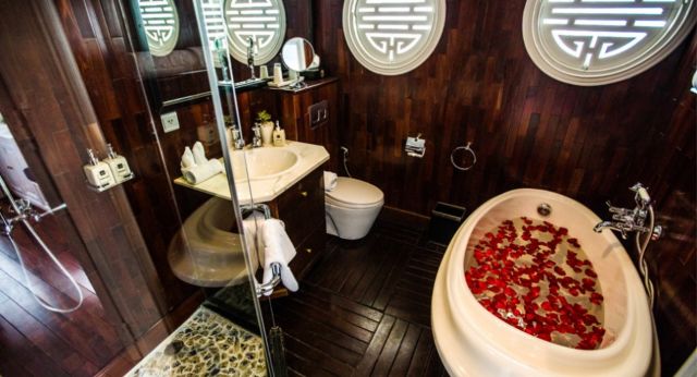 Salle de bain avec équipements modernes