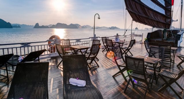 Terrasse ensoleillée sur le bateau