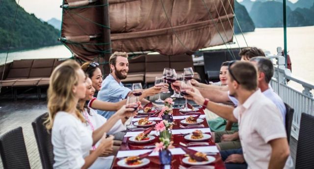 Petite fête sur jonque Bhaya Classic