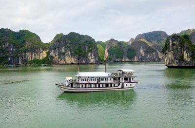 Hanoï - Baie dHalong - Grotte de Sung Sot - Île de Titop / Île de Soi Sim (-,L,D)
