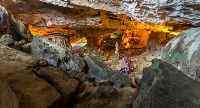 Grotte de Sung Sot avec beauté magnifique