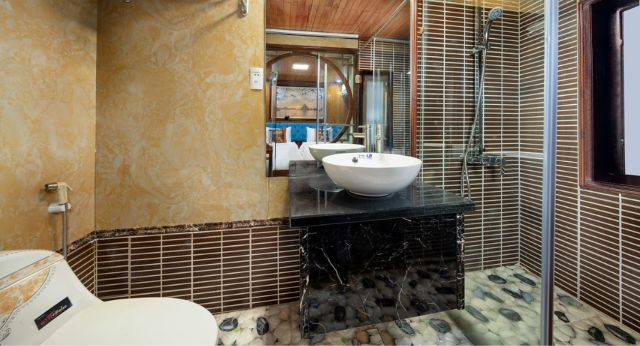 Salle de bain avec équipements modernes
