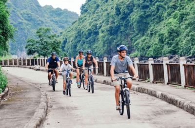 Hanoï - Port international dHalong - Baie de Lan Ha - Village de Viet Hai (Déjeuner - Dîner)