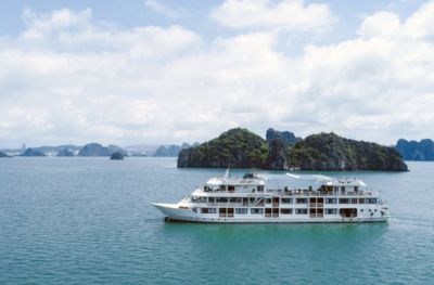 Hanoï - Baie dHalong - Grotte de Sung Sot - île de Titov (- , Déjeuner, Dîner)