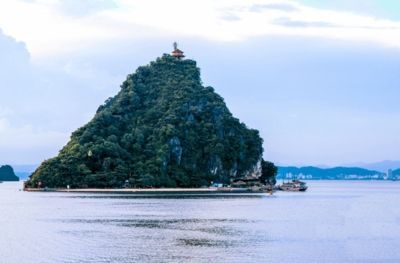 Hanoï - Baie dHalong - Grotte de Sung Sot - Île de Titov ( -, Déjeuner, Dîner)