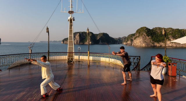La séance de Tai Chi sur la terrasse