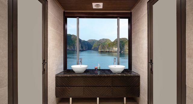 Salle de bain avec la vue sur la baie