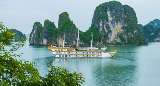 Croisière Dragon Legend navigue dans la baie de Bai Tu Long