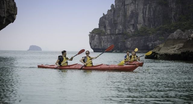 Faire du kayak sur la baie