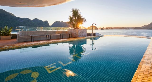 Se détendre dans la piscine