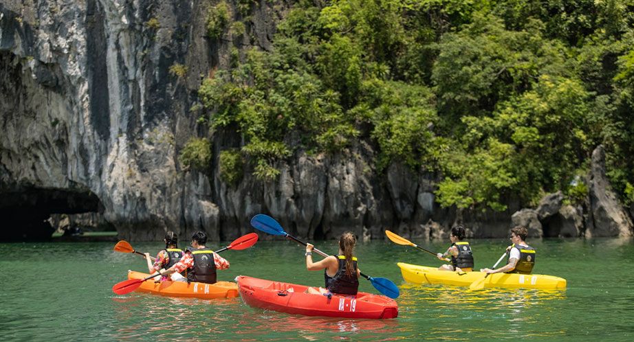Faire-du-kayak-dans-la-baie-dHalong