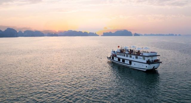 La croisière navigue dans la baie dHalong
