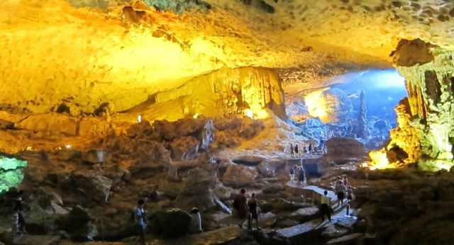 Explorer la grotte de Sung Sot