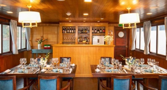 Restaurant chaleureux à bord
