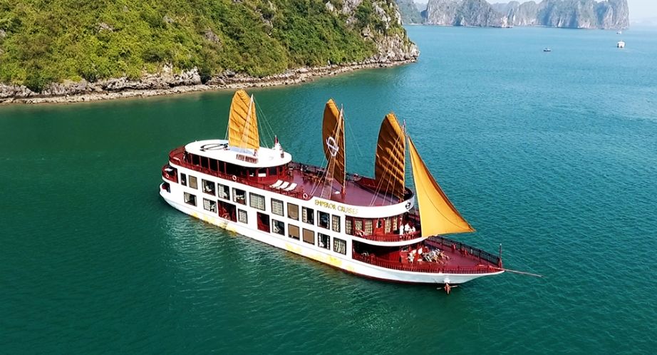 Jonque Emperor Legacy dans la baie dHalong