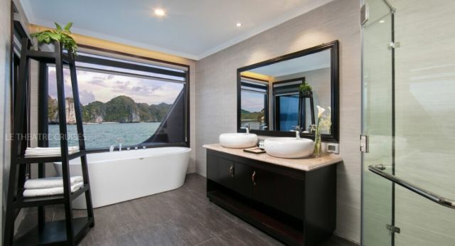 Salle de bain avec la vue sur la baie