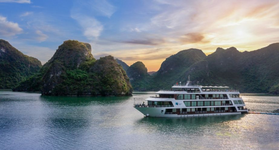La jonque Le Theatre dans la baie dHalong