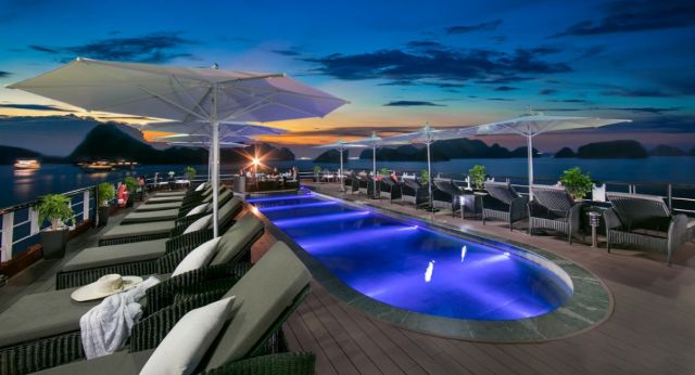 La piscine à la nuit