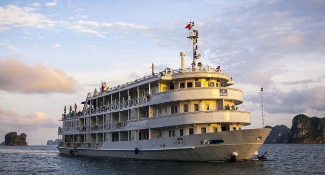 Admirer la beauté de baie dHalong avec la jonque Au Co