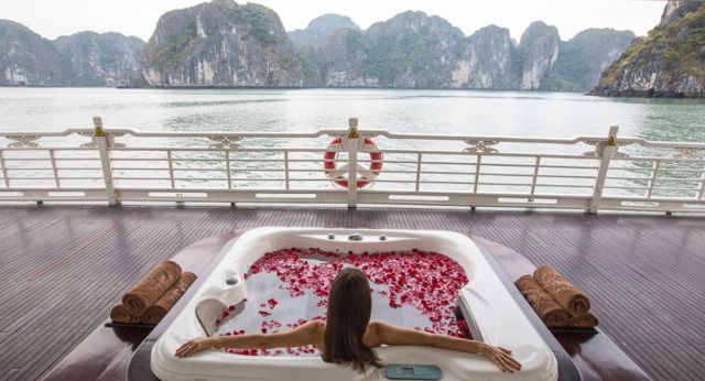 Détendez-vous dans jacuzzi au bord