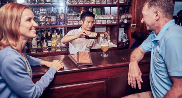 Joyeux moment au bar