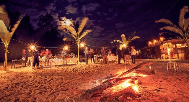 Barbecue sur le banc de sable du Mékong