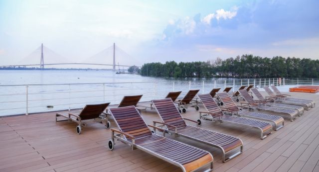 Terrasse ensoleillée avec vue panoramique