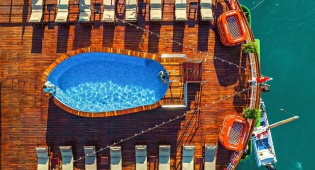 Piscine relaxante sur terrasse ensoleillée