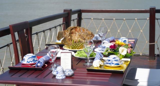 Repas délicieux sur le bateau