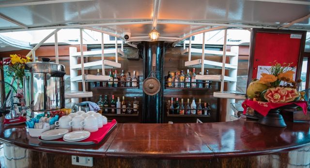Bar avec divers vins