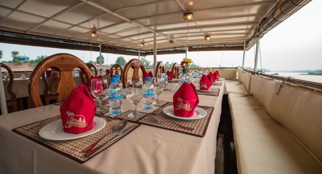 La table est soigneusement préparée pour les clients