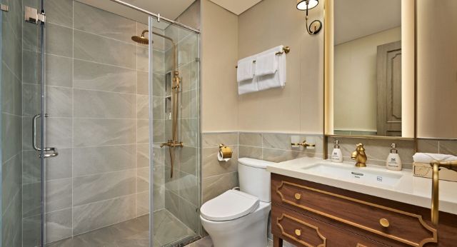 Salle de bain avec équipements modernes