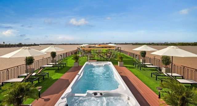 Revitalisez vos sens en nageant dans la piscine à jets