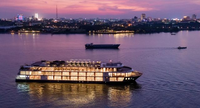 La croisière Victoria navigue sur le Mékong de nuit