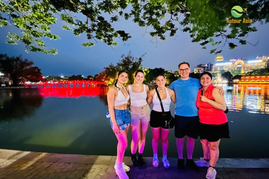 Se promener autour du lac Hoàn Kiếm