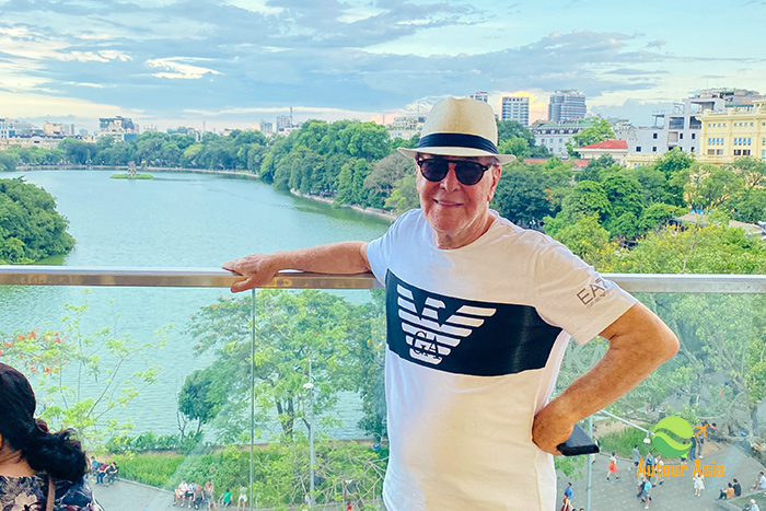 M. Benki avec une vue sur le lac Hoan Kiem à Hanoi Vietnam