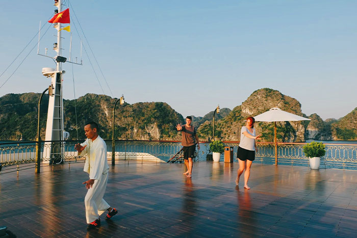 Pratiquer le Tai Chi sur le pont supérieur