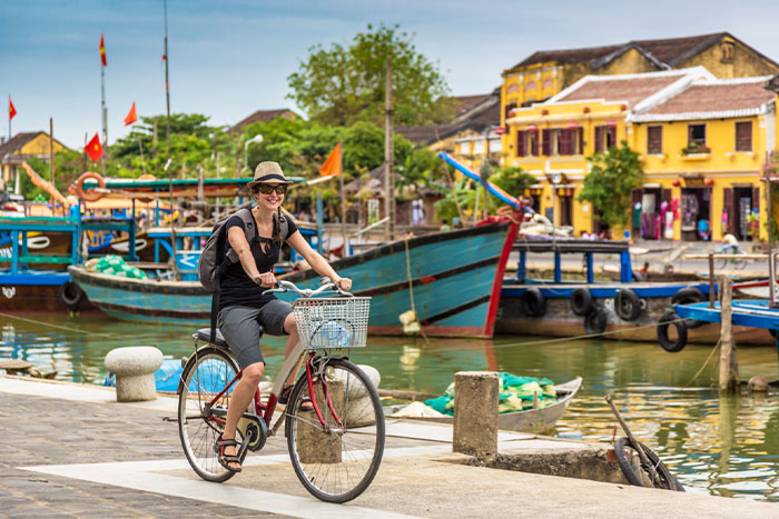 Faire du vélo dans la vieille ville de Hoi An