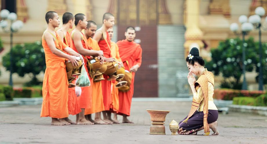 Moine implorant laumône au Cambodge