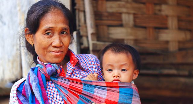 Femme et son fils de lethnie au Laos