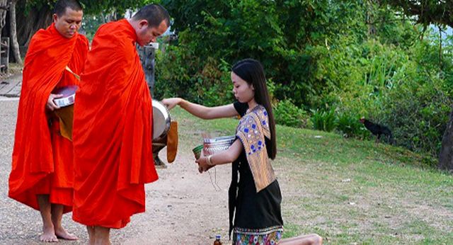 Moine implorant laumône au Laos