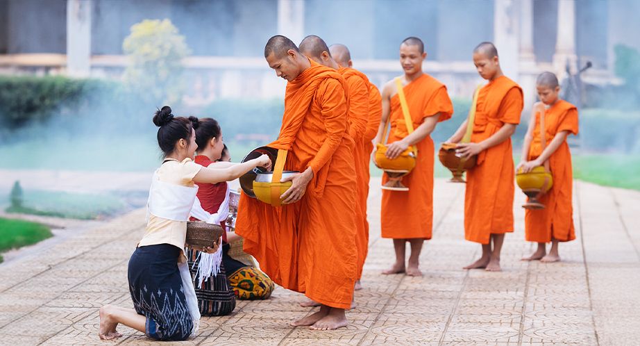 Moine implorant laumône au Laos