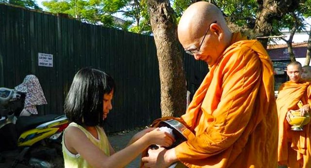 Moine implorant laumône au Laos