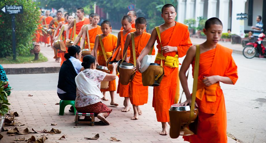 Moine implorant laumône au Laos