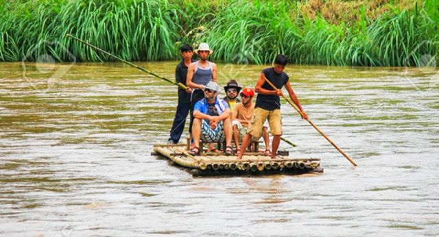 Radeau de bambou le long de la rivière à Chiang Mai